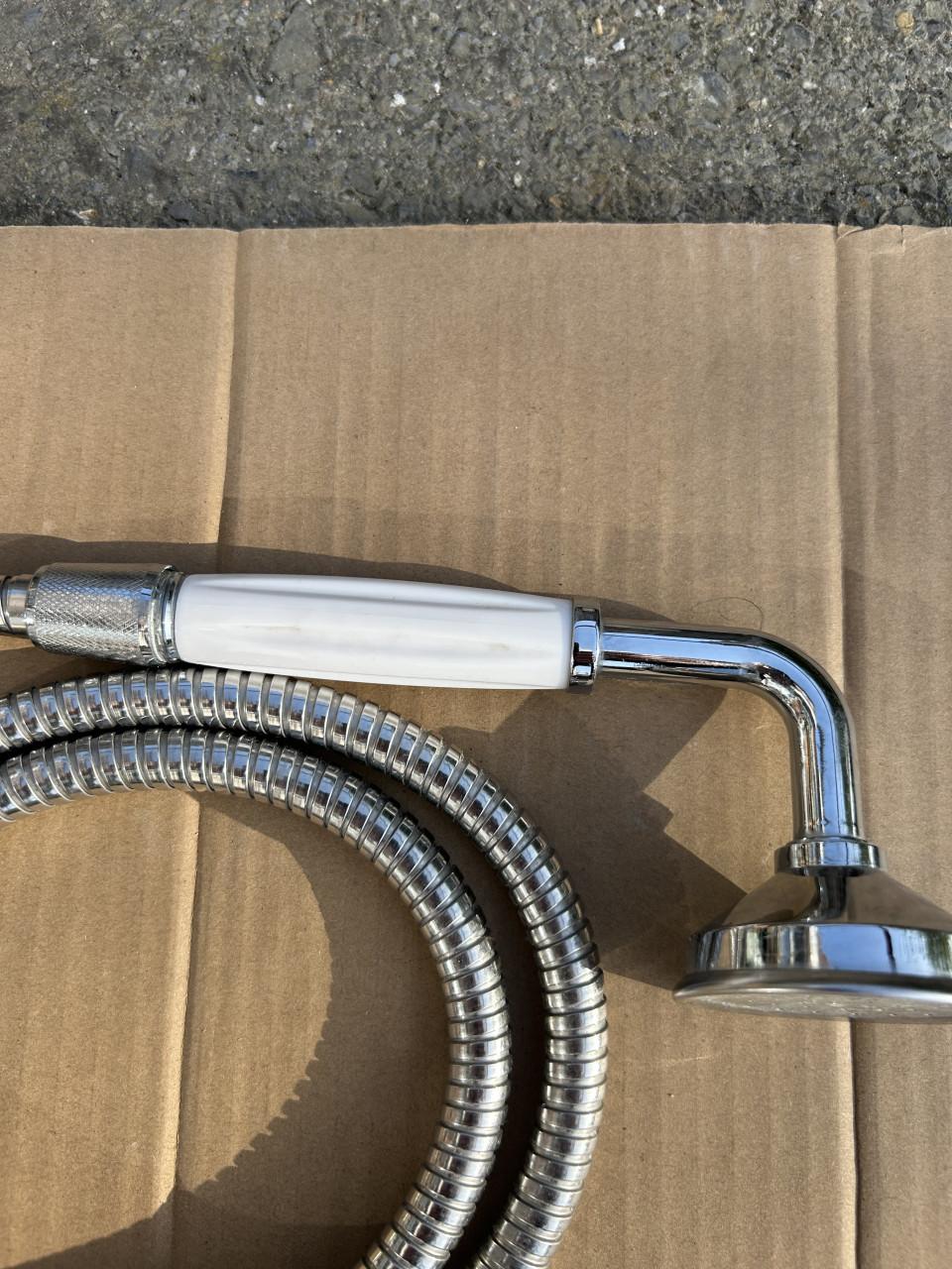 Te koop nieuwe douche slang plus nieuwe sproekop