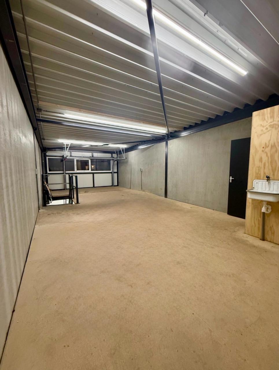 Ruime bedrijfsunit te huur.