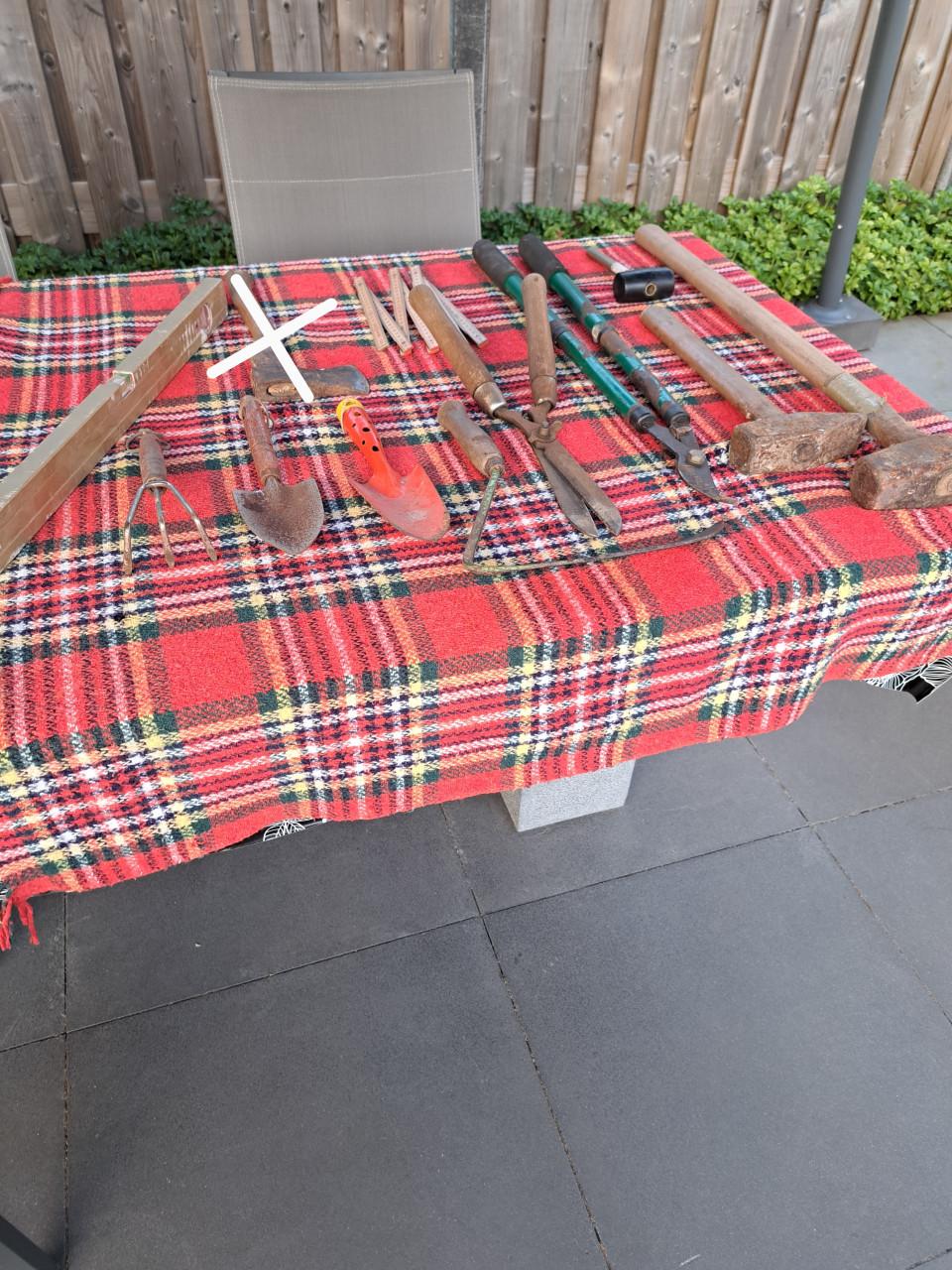 Tuingereedschap, grote hamer, voor de starter, etc.