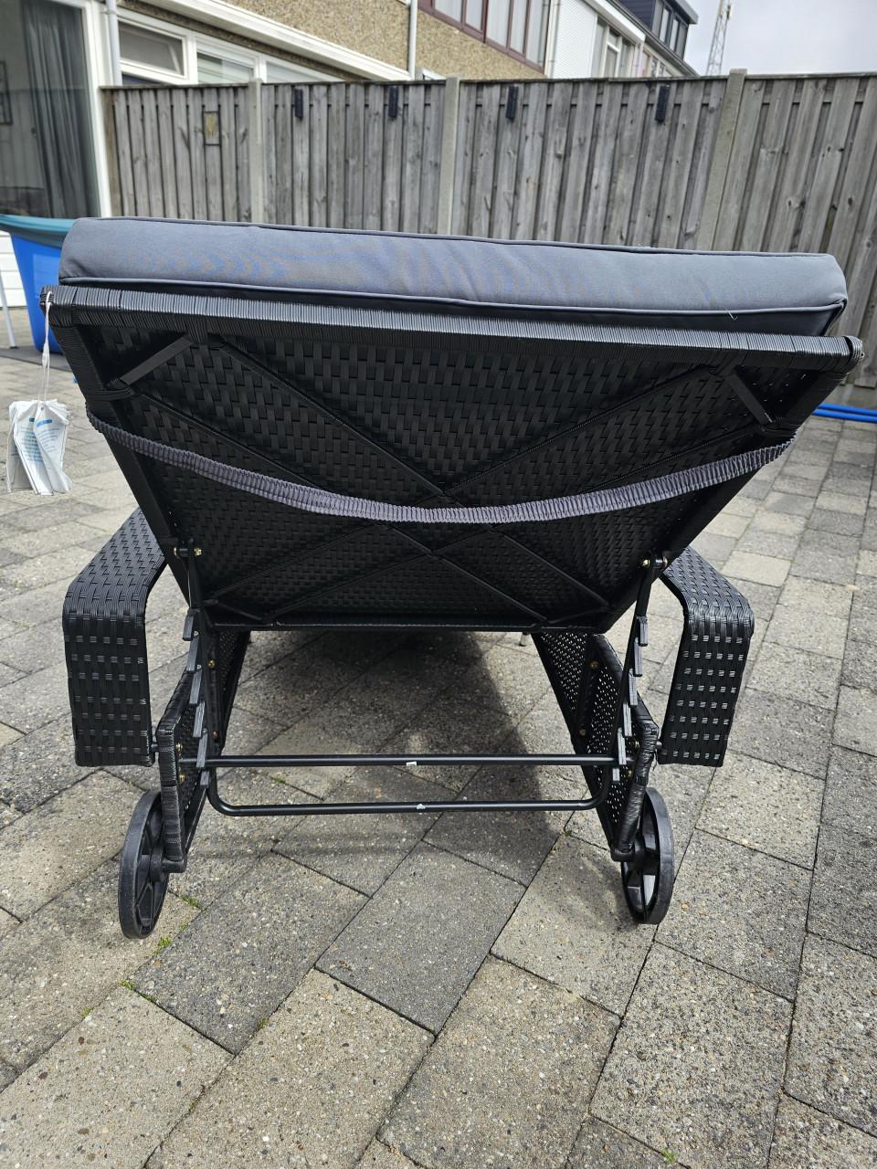 Groot stevig ligbed ligstoel