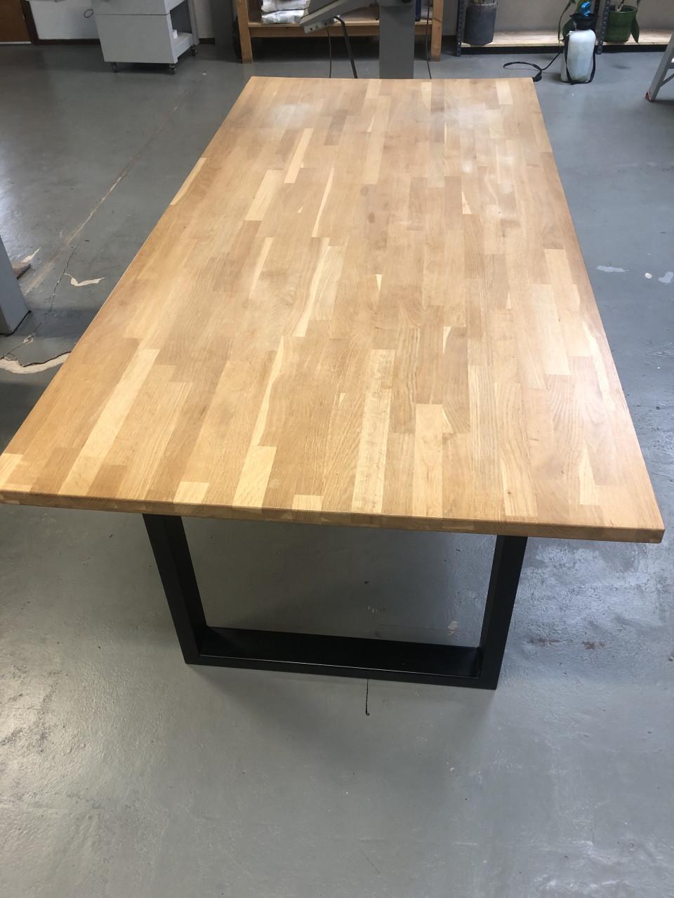 Eettafel hout met zwarte stalen poten