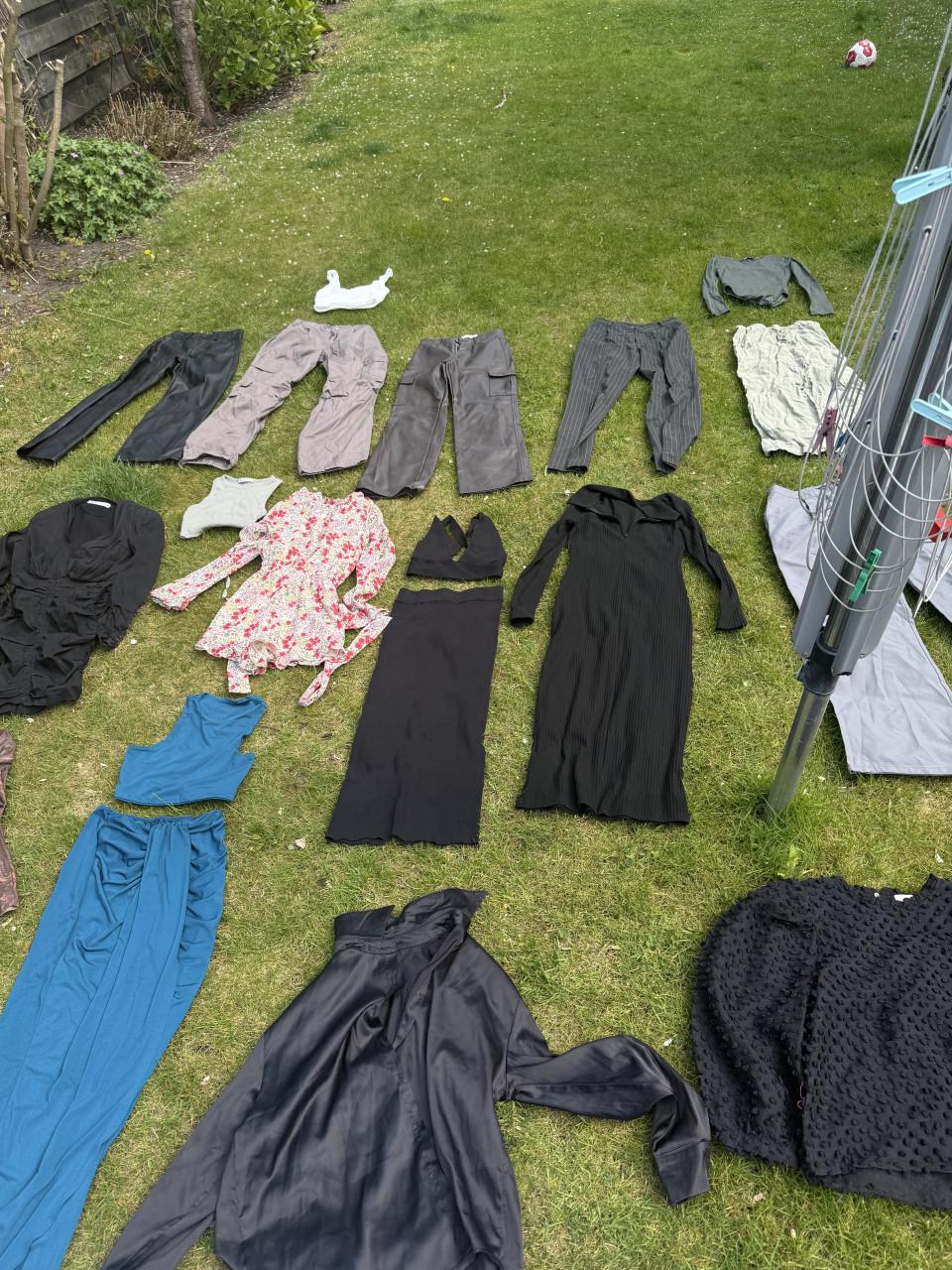 Pakket dames/ meisjes kleding ongeveer 90/100 stuks