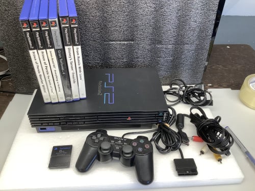 PlayStation 2 phat met 1 controller, geheugenkaart en 6 spellen.