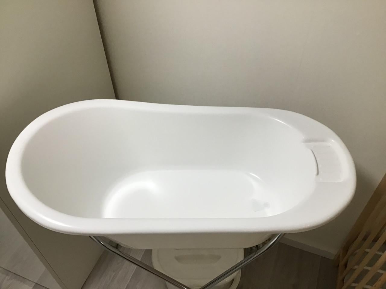 Baby badje + standaard, luieremmer en bijbehorende waskom.