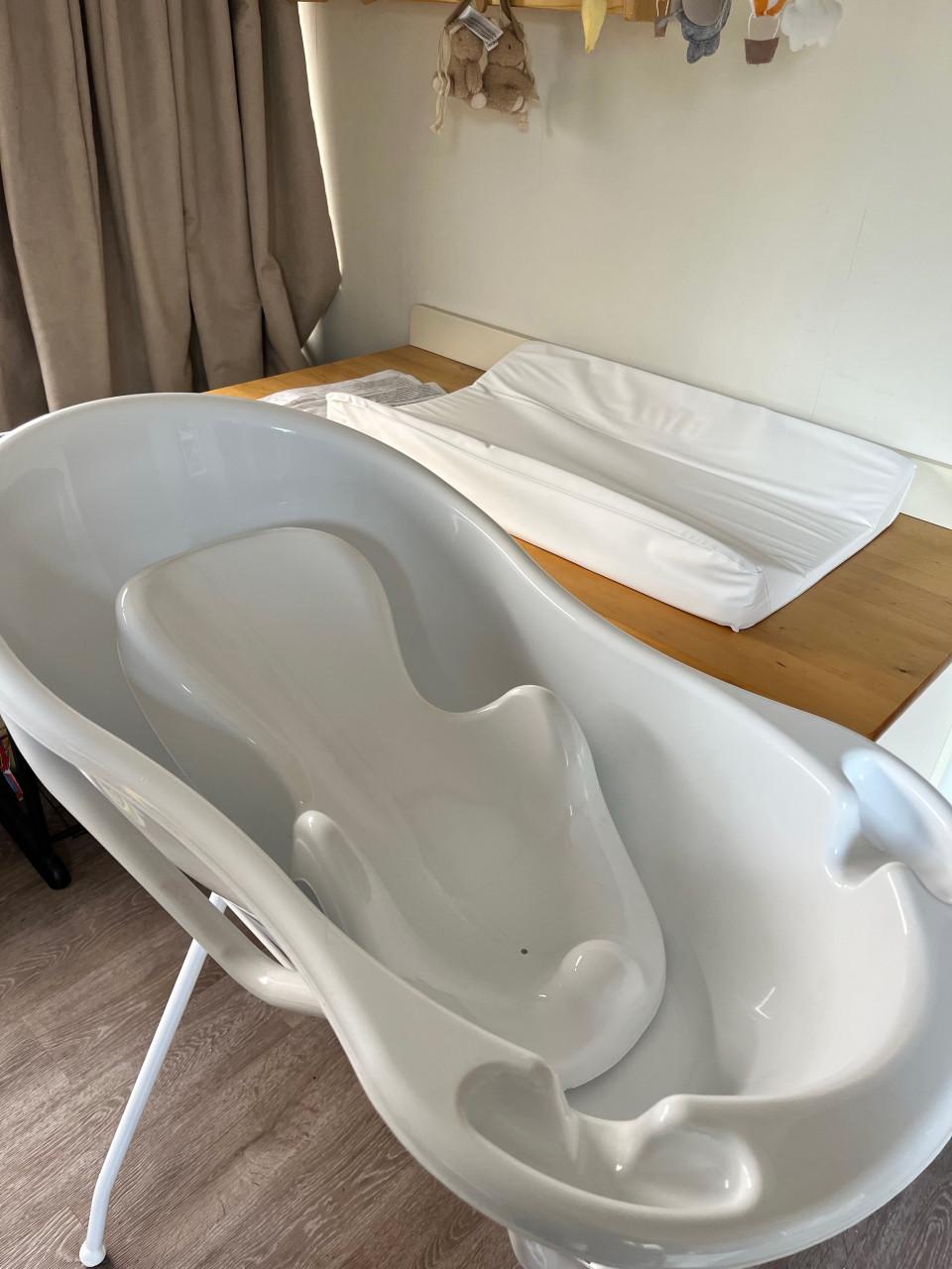 Baby badje op standaard met aankleedkussen