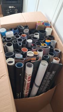 Doos met bioscoopfilm posters e.d.