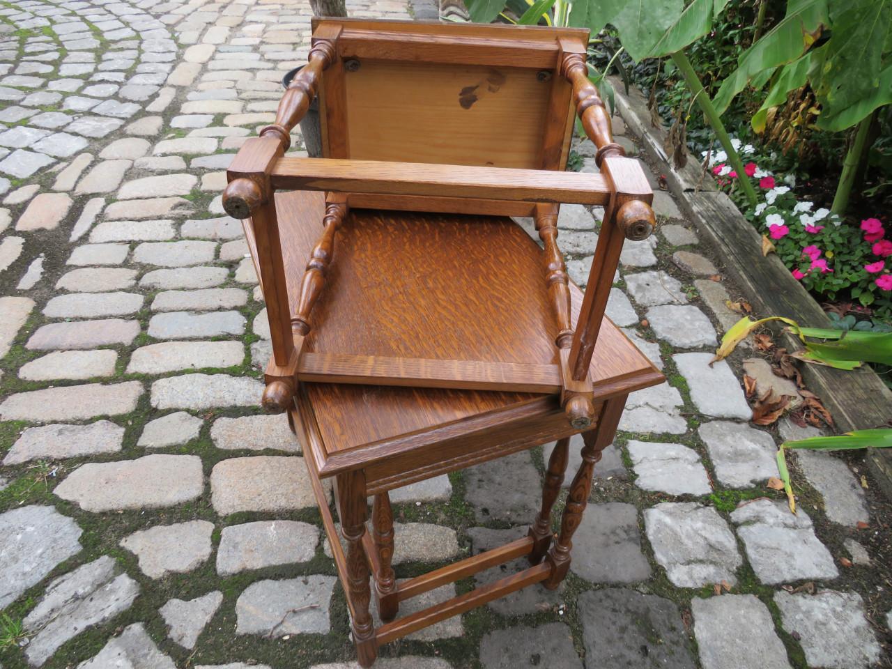 Set van drie Franse eikenhouten bijzettafels uit de jaren 60