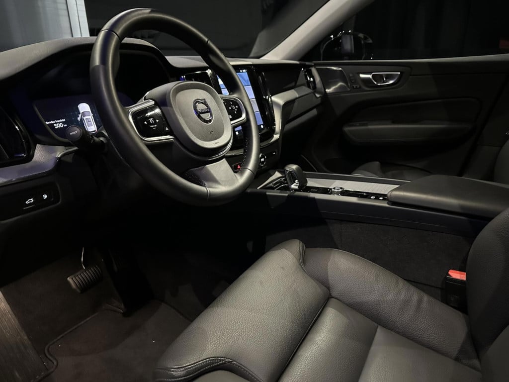 Volvo XC60 2.0 t6 plug-in hybrid awd plus dark *pano*hksound*leder*memory*