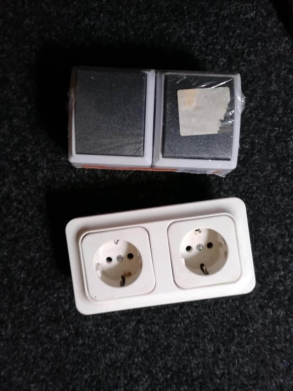 Dubbel inbouwstopcontact en 2 opbouw lichtschakelaars