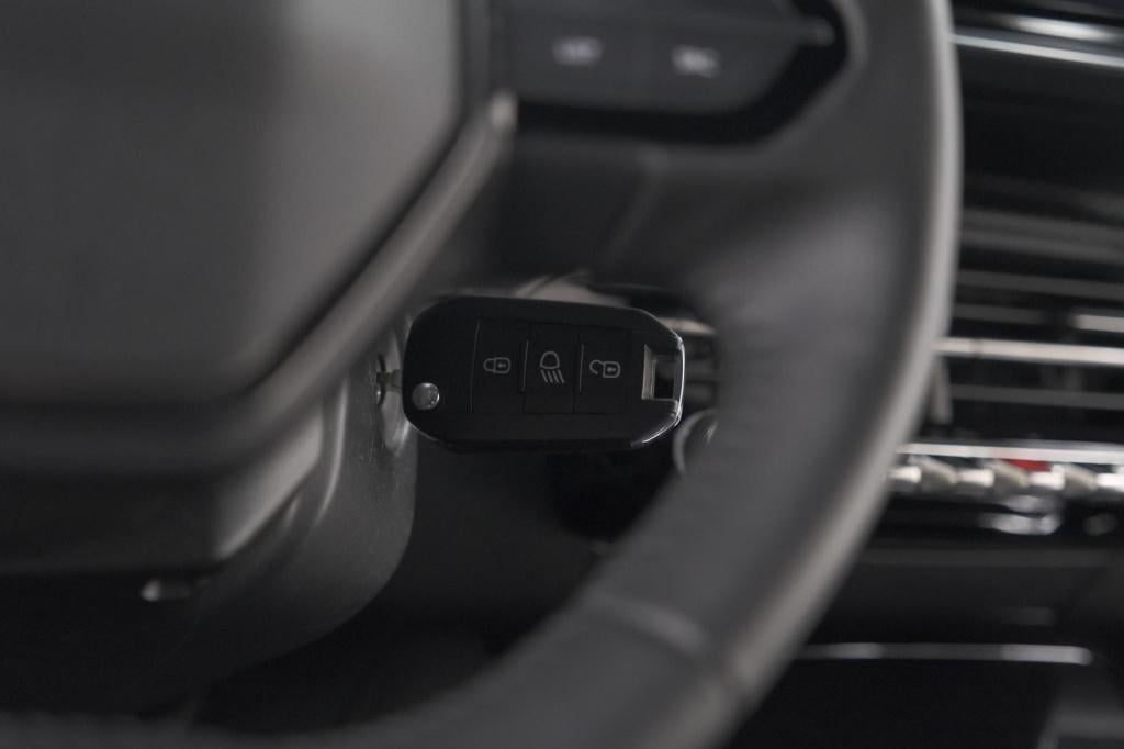 Peugeot 2008 puretech 100 allure | camera | navigatie | parkeersensoren | a