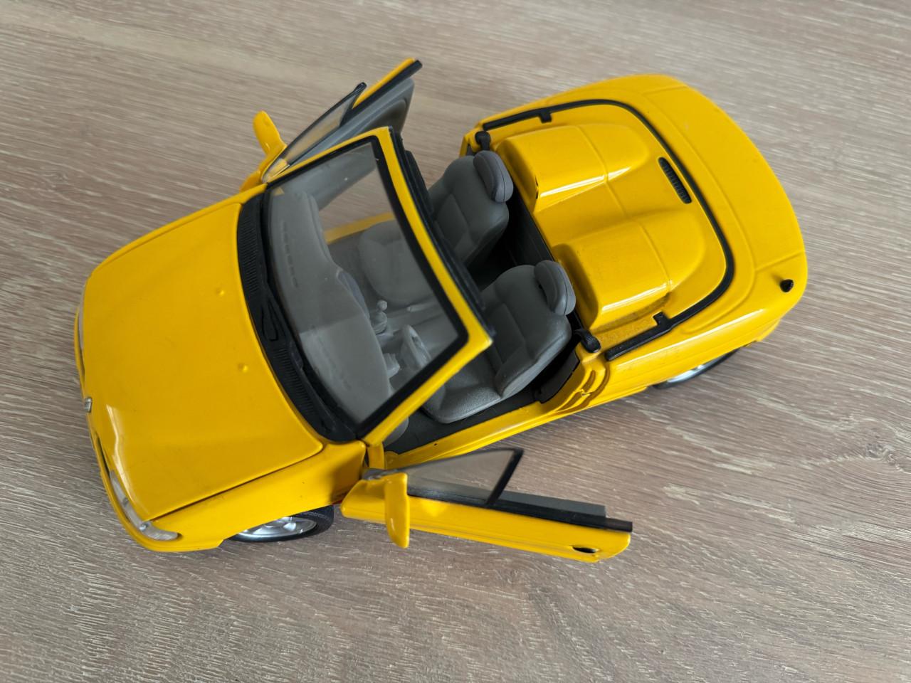 Schaalmodel Gele Renault Mégane Coupé Cabrio 1:18