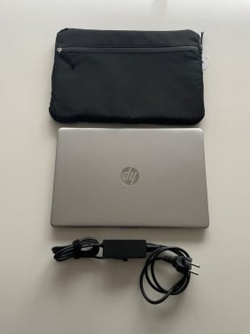 HP 15.6 inch Windows 11 AMD Ryzen 3 SSD Office en een nieuwe sleeve