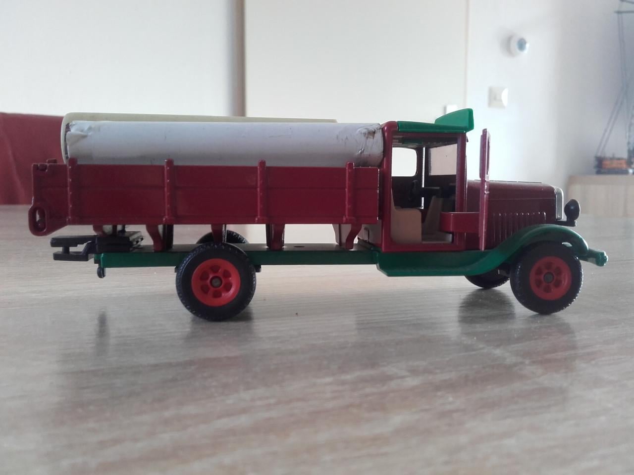 White truck van Siku met lading.