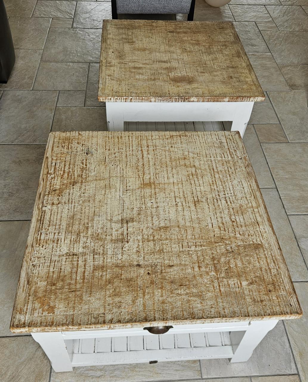 Twee salontafels van Rivièra Maison 70x70 cm en 45 cm hoog.