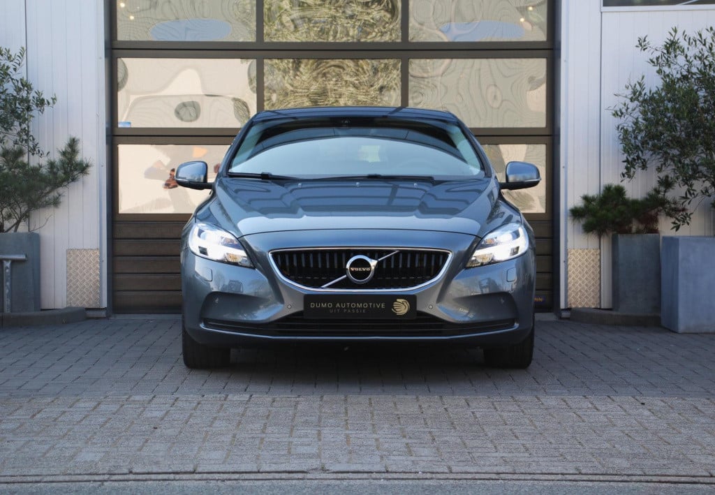 Volvo V40 1.5 t2 momentum automaat - pdc rondom + camera - full led - navi 