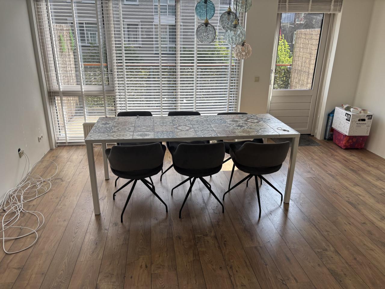 Eettafel met stoelen