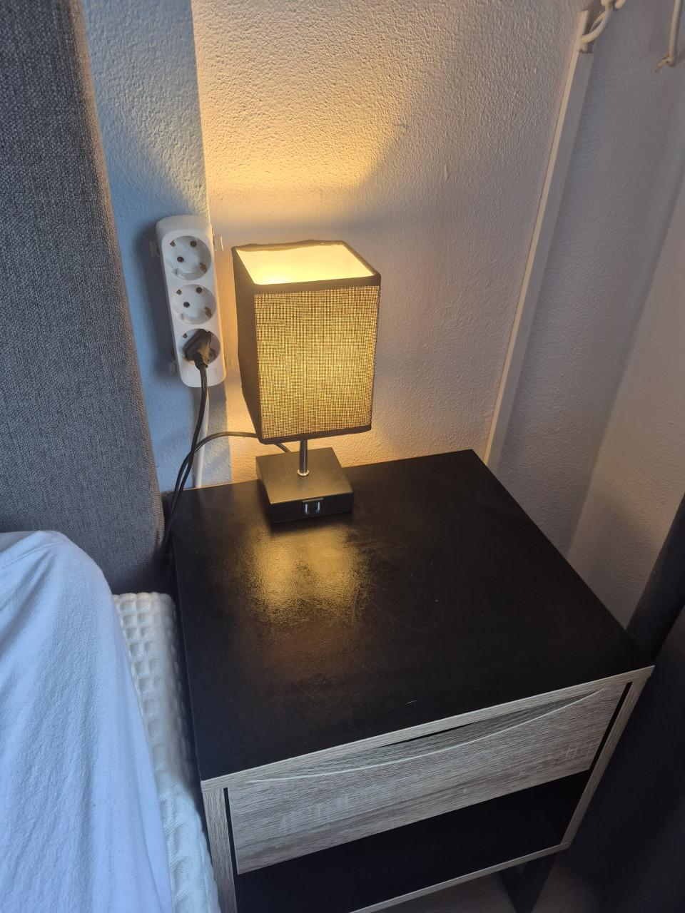 2 zwart houten nachtkastjes.