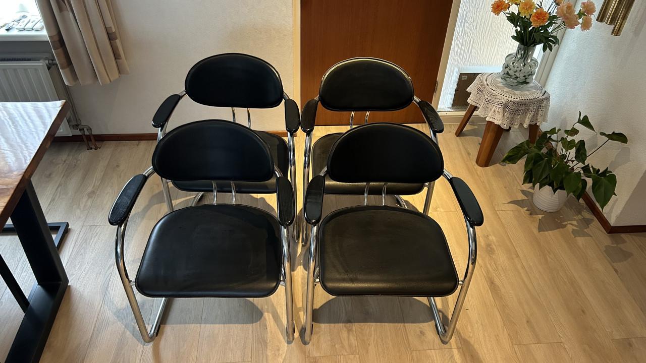 4 eetkamerstoelen, zwart leer met verchroomd frame
