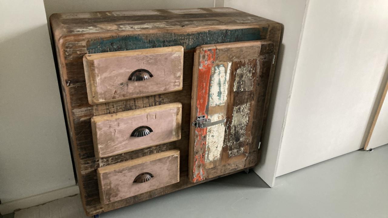 Industriële houten vintage kast