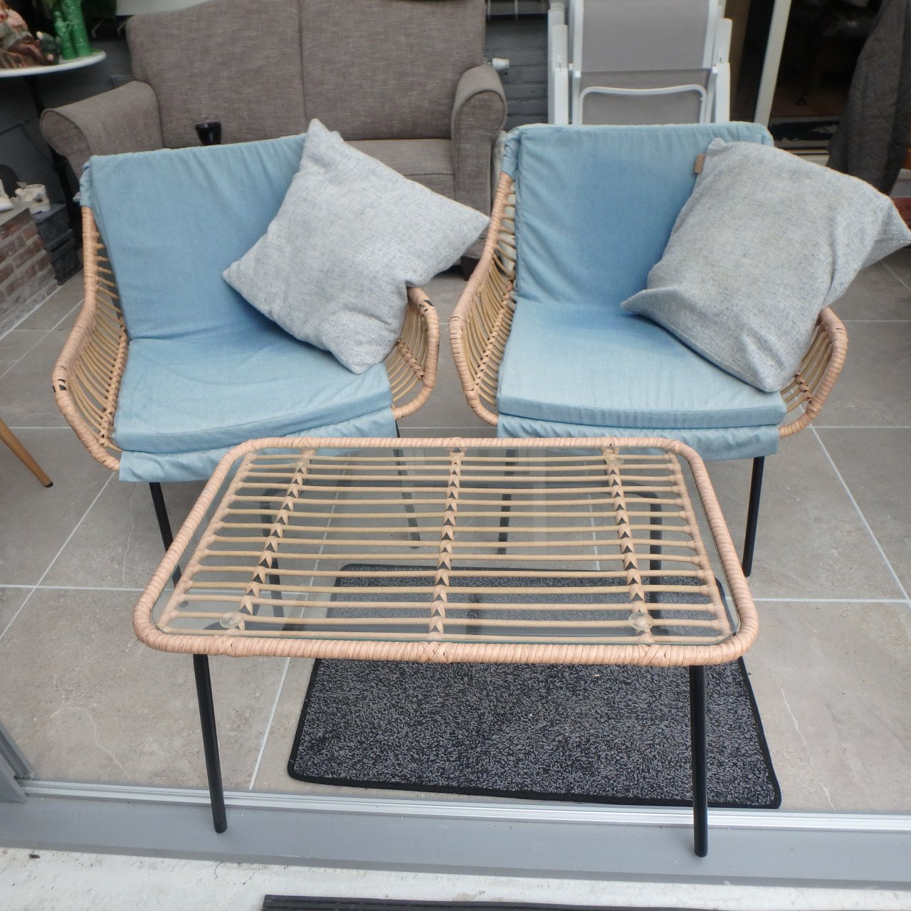 Rotan stoelen en tafel