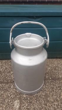 Geschilderde melkemmer