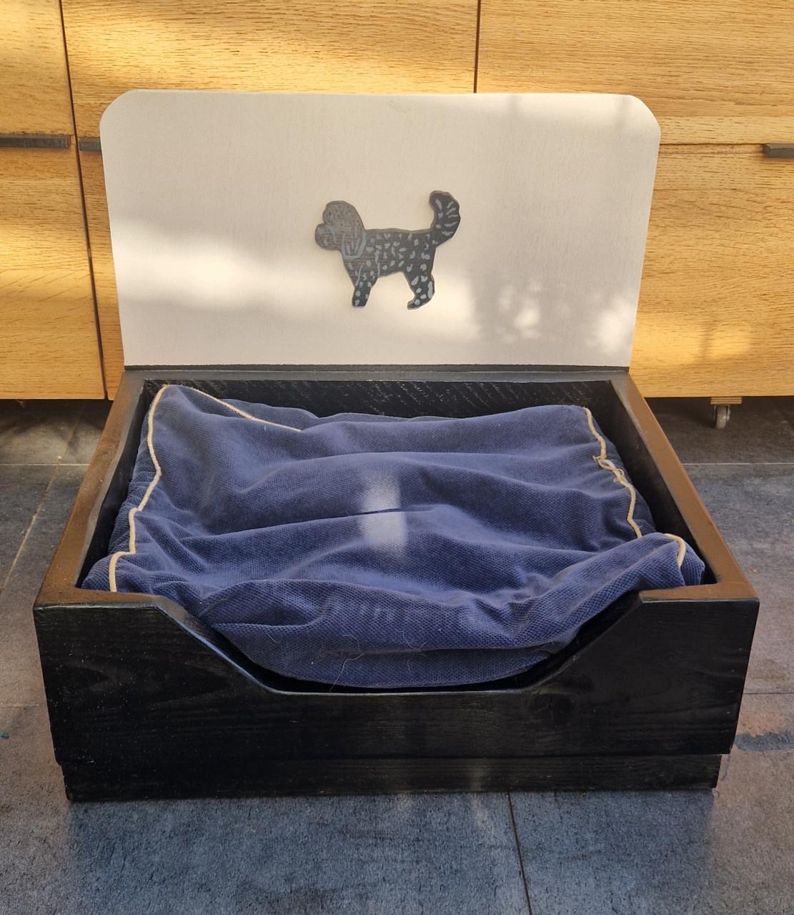 Stevige houten hondenmand, (l)66 x (d)56½ x (h)24 cm met leuke achterwand