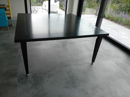 Grote vierkante eettafel
