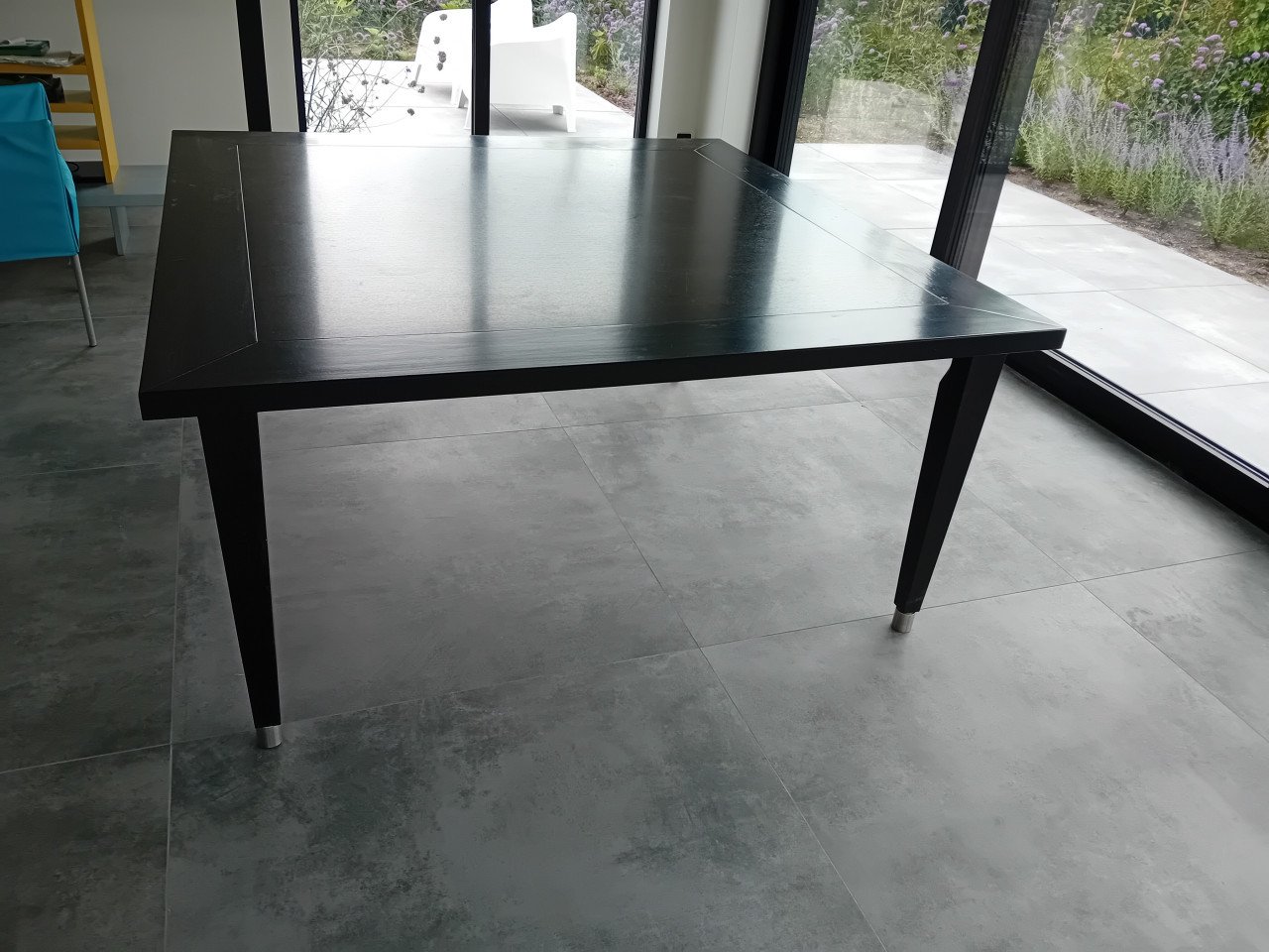 Grote vierkante eettafel