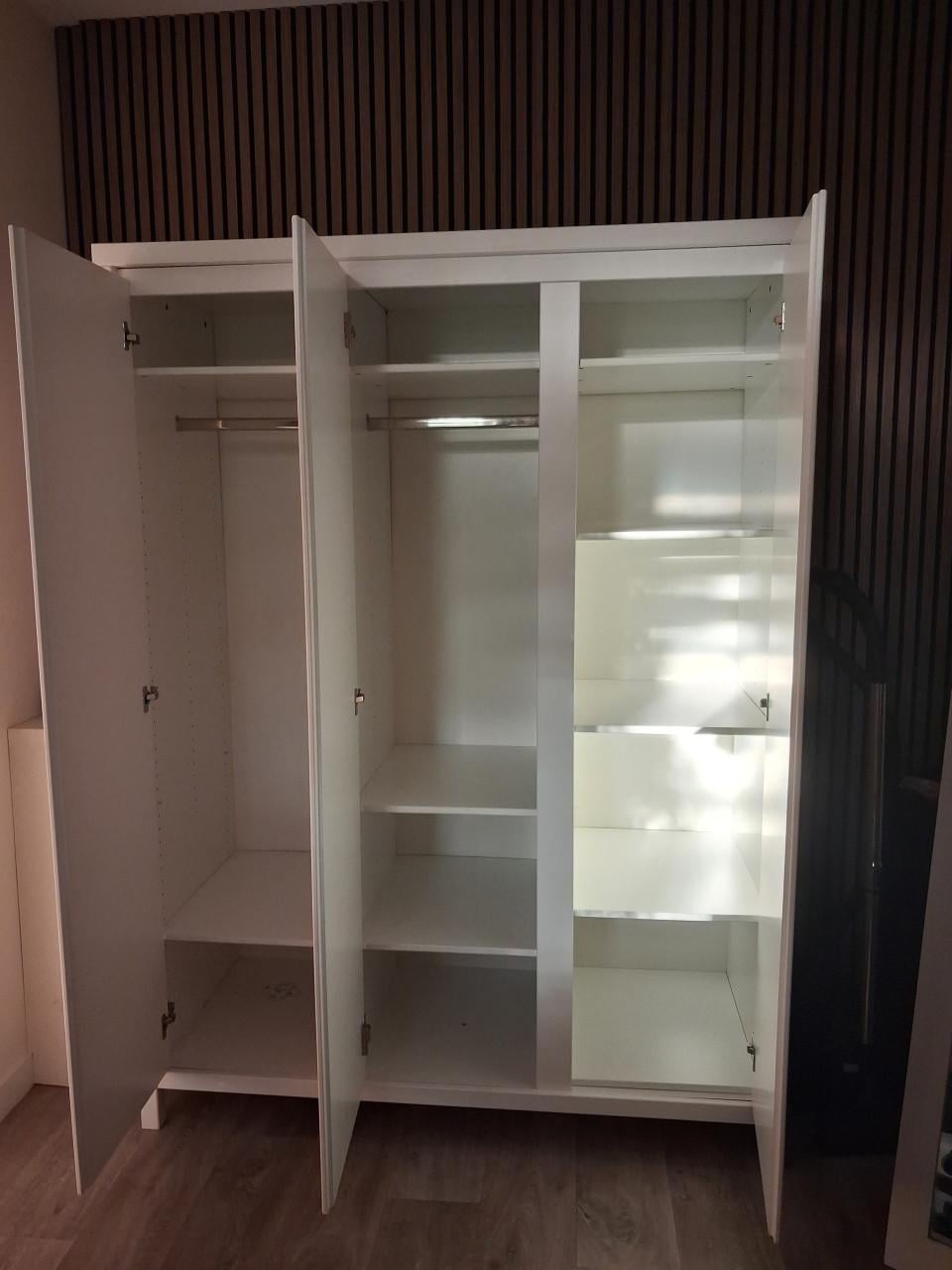Witte driedeurse kledingkast