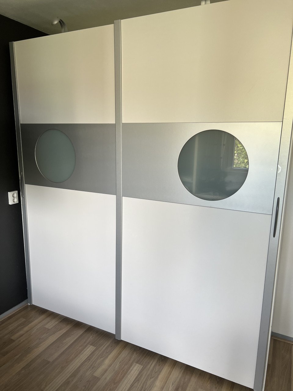 Mooie kledingkast met schuifdeuren [GRATIS]