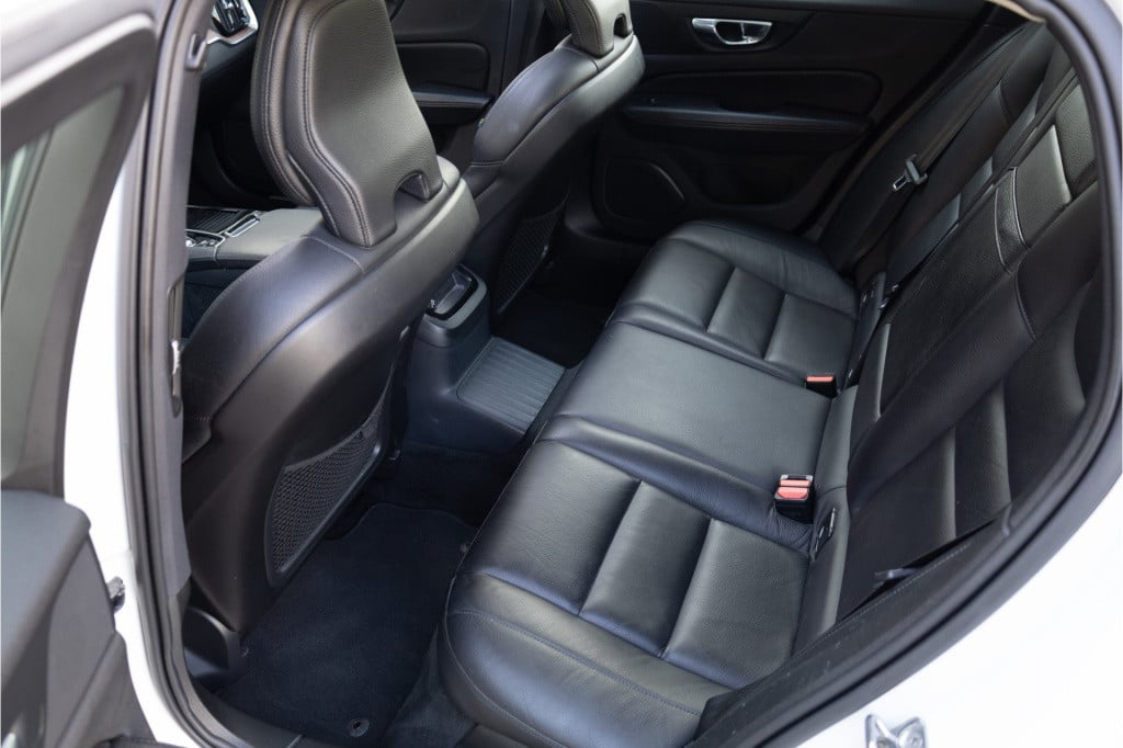 Volvo V60 2.0 t6 recharge awd business pro ✅pano✅acc✅leder