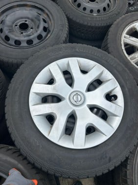 NISSAN STALEN VELGEN MET WIELDOPPEN EN CONTINENTAL CROSSCONTACT BANDEN '16'