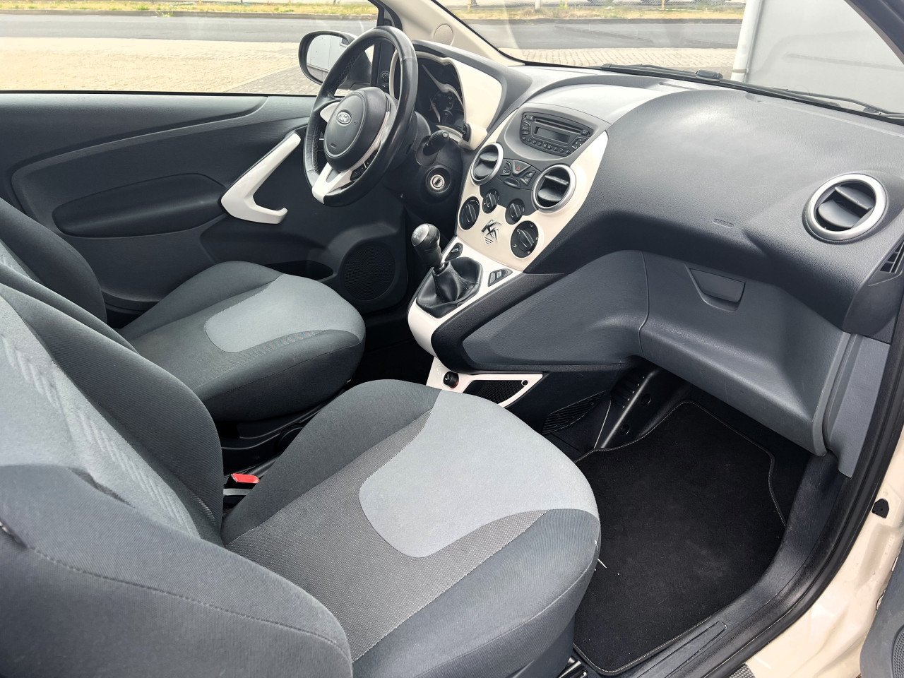 Ford Ka Titanium Parelmoer bouwj. 5-2011 met NAP logisch