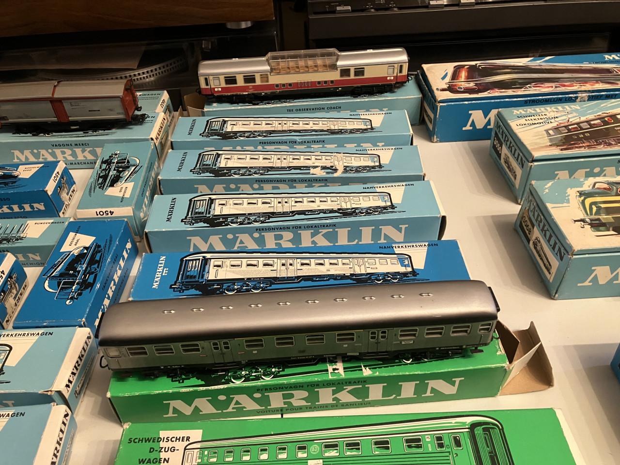 Märklin 60x ongeveer wagons koelwagens bierwagens passagierswagons etc