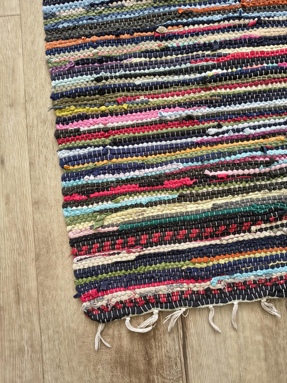 Vrolijk gekleurd, handgeknoopt tapijt. 95 x 42 cm. Kleed.