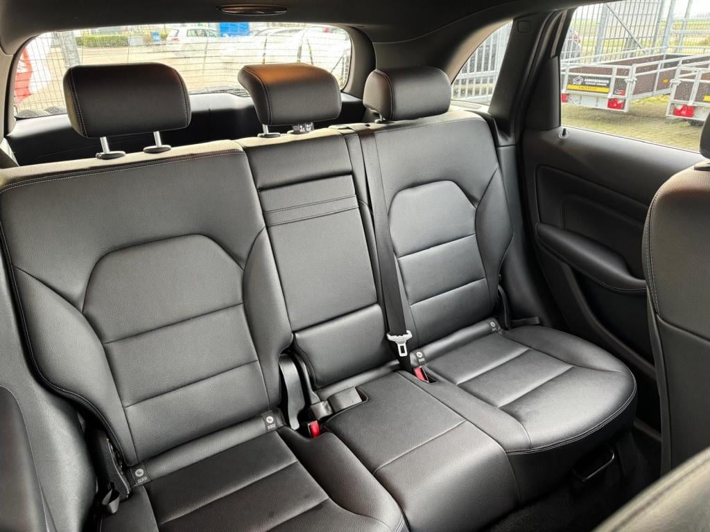 Mercedes-Benz B-Klasse 180 activity edition | leer | automaat |