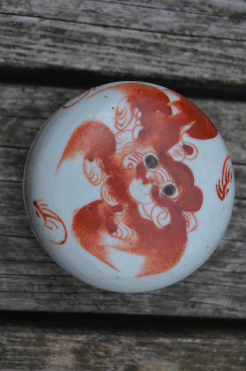 Chinees porseleinen dekseldoosje met red iron decoratie Foo Dog
