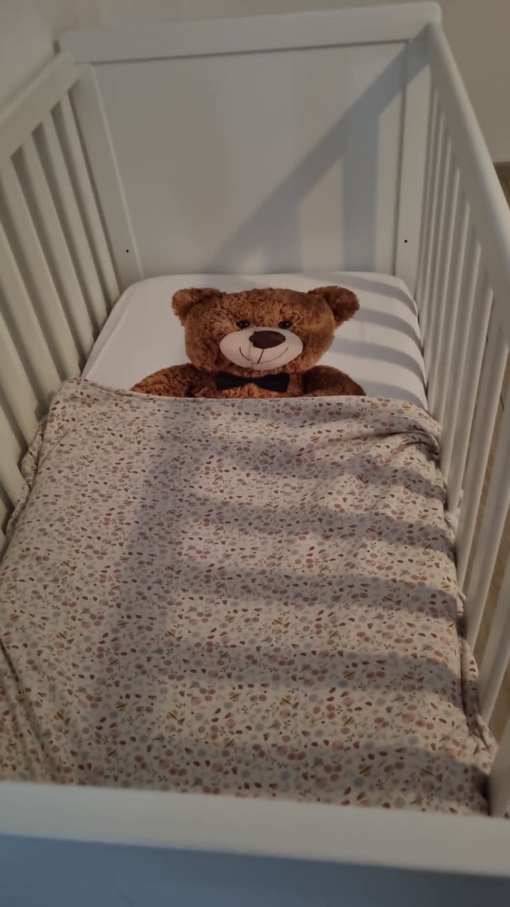 Ledikantje met matrasje en 4 babyslaapzakken