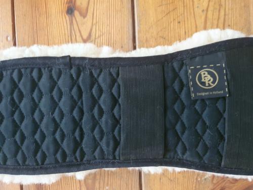 BR singelhoes met schapenvacht. 65cm.