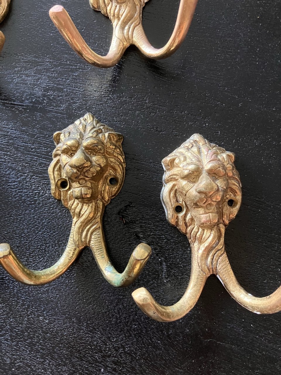 8 kapstok haken “Leeuwenkop”.