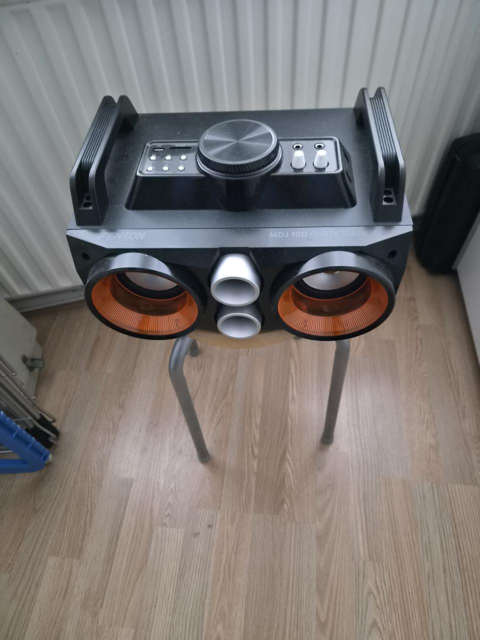 2 speakersets + 2 losse speakers.