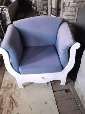 Leuke forse wit houten fauteuil met losse kussens