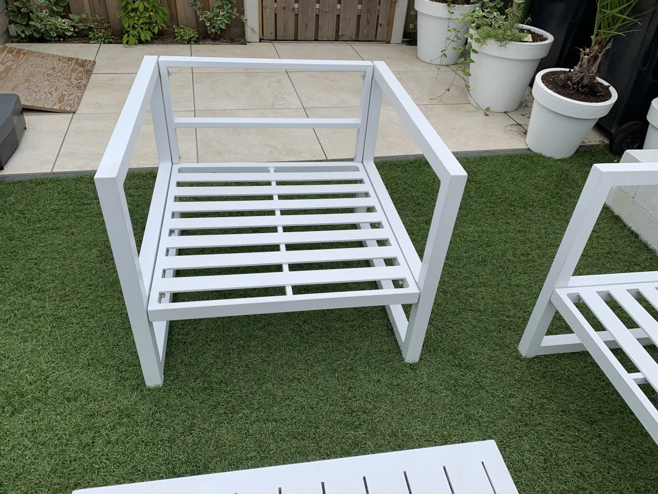 Wit aluminium loungeset met kussens tafel en stoel.