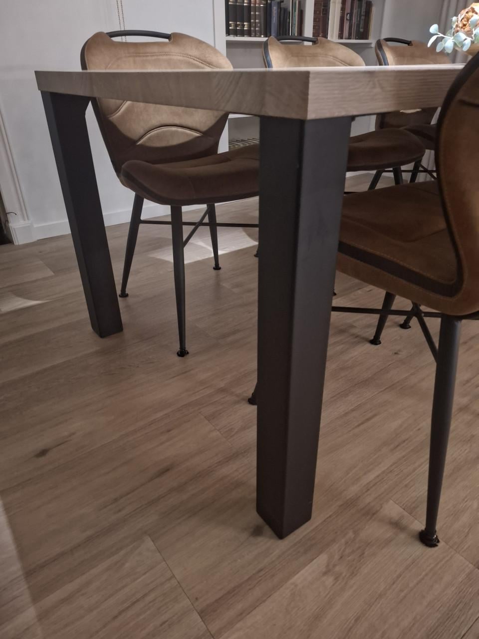 Prachtige eetkamertafel en 6 stoelen