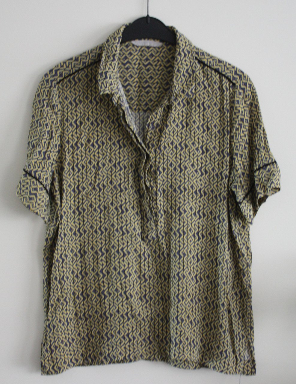 Blouse met knopen en met zigzag patroon maat 40
