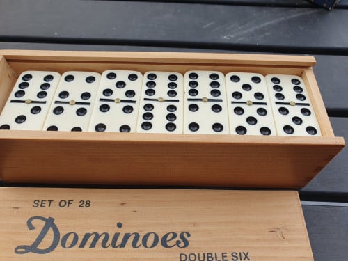 28 antieke dominostenen, incl originele doos met messing pinnen.