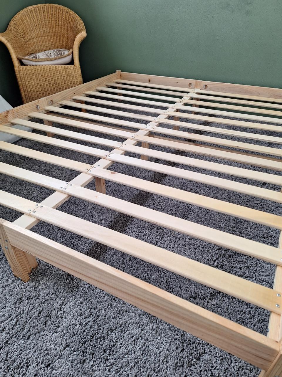 Tweepersoonsbed incl. nette matrassen en topper! 160x200 cm