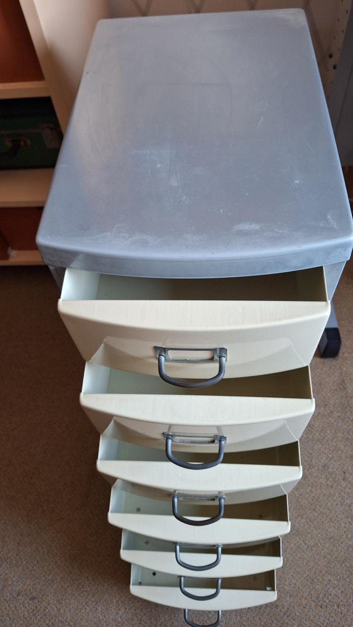 Stalen ladenkastje met 6 laden grijs/geel