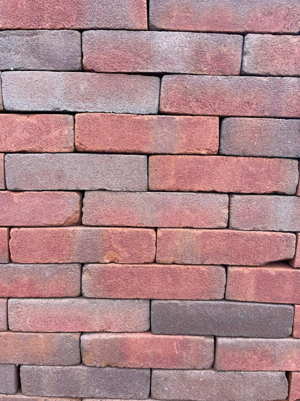 Nieuw gebakken klinker paars/rood