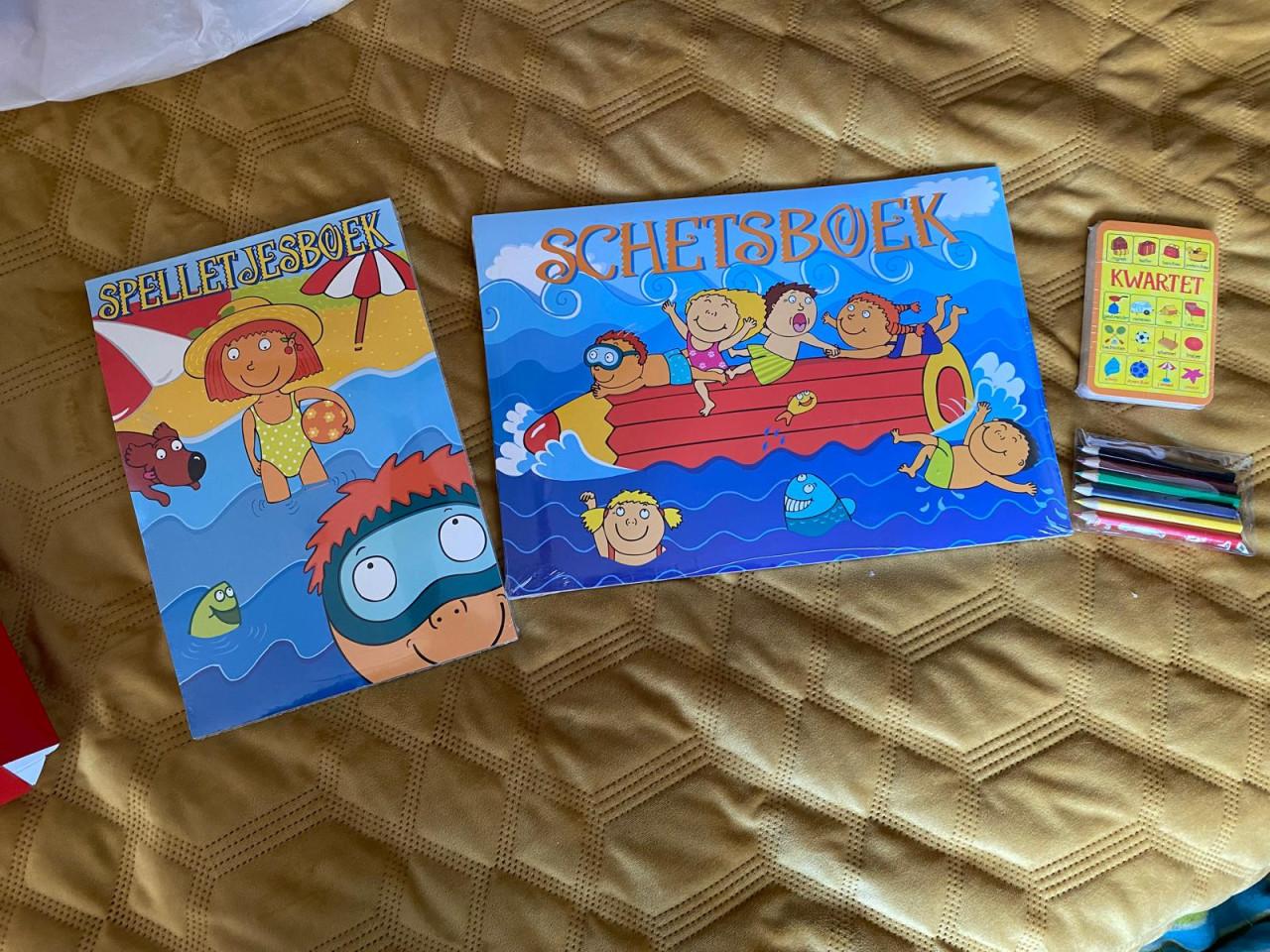 Zoethoudkoffer, koffertje met oa kwartet en schetsboek